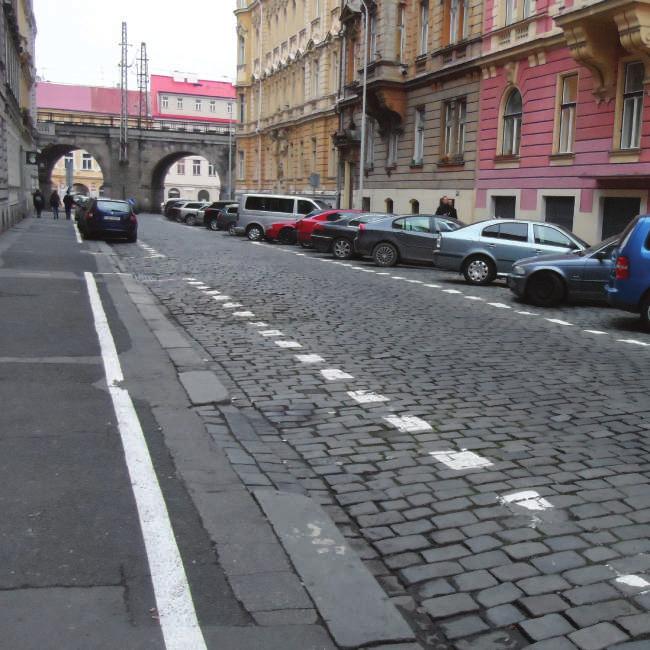 chodníku. Asfaltový povrch chodníku.