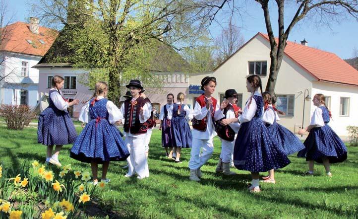 červen 2018 ZE SPOLKOVÉHO ŽIVOTA SOUBOR KLOBUČAN INFORMUJE V Klobučánku děti poznávají písně a tance a lidové zvyky, učí se oblékat kroj, zažívají veselé chvíle při účinkování.