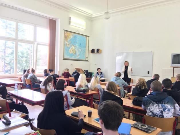 218 se na Střední škole logistické v Dalovicích uskutečnila přednáška na téma úvěry, jejich získání, náležitosti a rizika spojenými s jejich čerpáním.