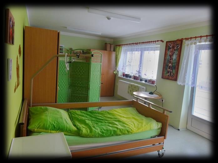 Prostředí v DOZP DOZP Bruntál, poskytuje ubytování v jednolůžkových a dvojlůžkových pokojích, s možností partnerského soužití. Bydlení je rozděleno do tří na sebe navazujících budov.