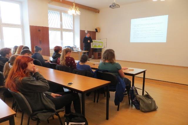 elektromobil a všichni si mohli také vyzkoušet opilecké brýle. V aule Radnice proběhla přednáška pro motoristy o novinkách v dopravě, pravidlech parkování a o pohybu v cyklopruzích.