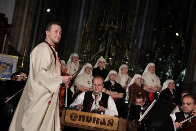 adventní koncert orchestru lidových nástrojů a dívčího