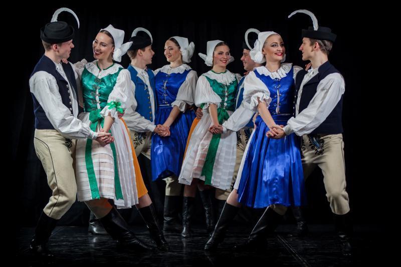 Právě symbolika zbojnického putování inspirovala náš celosouborový pořad sestavený z tanečních, pěveckých a hudebních čísel, která spojují několik etnografických regionů Čech, Moravy, Slezska a