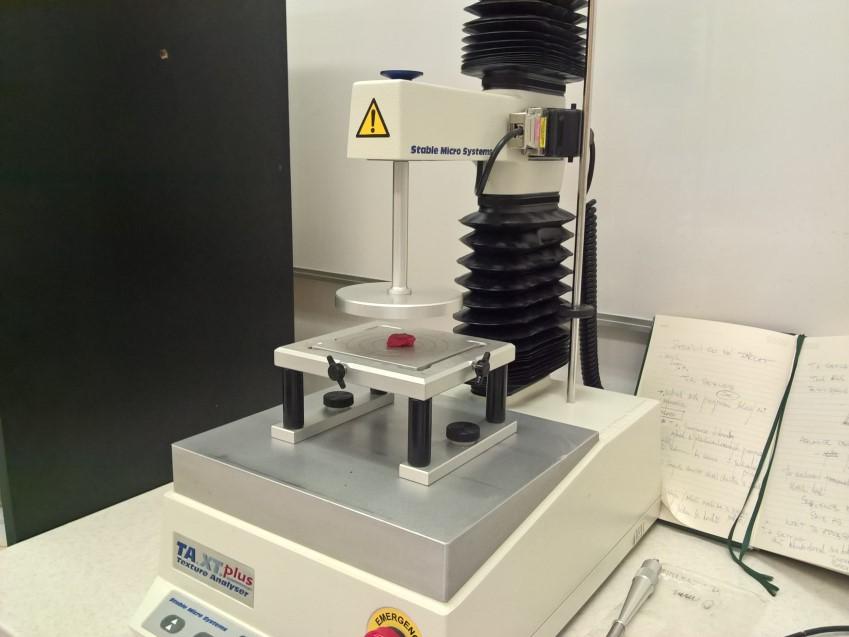 UTB ve Zlíně, Fakulta technologická 51 Obr. 21 Kompresní test 5.3.