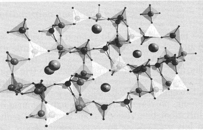 Obrázek 4: Náhodná struktura vzájemně propojených tetraedrů s náboj kompenzujícími atomy alkalického kovu (kuličky) [1] Přestože iontová teorie (Gluchovského) je založená na Braggově iontové metodě,