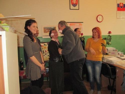 Obedovali sme na svahu. Po vybalení oblečenia sme sa hneď vybrali na svah. Ten bol v Litmanovej asi 10 km od hotela. Keďže sme z južnej časti Slovenska, sneh vidíme často iba v televízii.