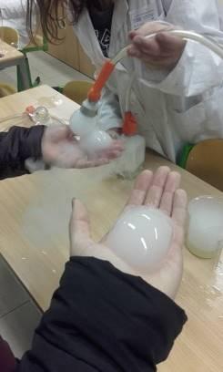 V chemické laboratoři mohli návštěvníci například spatřit sublimaci (neboli přechod z pevného do plynného stavu) suchého ledu a ochutnat zmrzlinu.