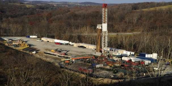 Kapalina použitá pro hydraulické štěpení se odčerpá zpět do nádrží na povrchu, podle potřeby se pročistí a znovu použije nebo se vhodným způsobem ekologicky likviduje.