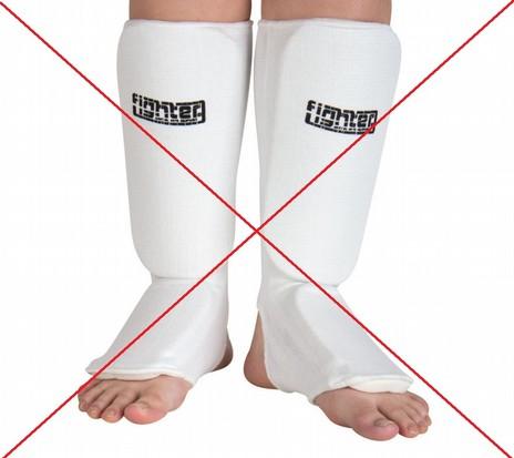 2 cm - chránič zubů - chrániče holení a nártů překrývající všechny prsty - chlapci a muži - suspenzor - dívky od 12 let a ženy - protektor hrudníku Doporučené - ochranná helma ZÁPASIŠTĚ Zápasiště pro