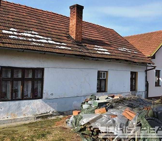 4) Rodinný dům Nabídková cena: 790 000,- Kč Lokalita: Vizovice Popis: Samostatně stojící, podsklepený rodinný dům s dispozicí 3+1.