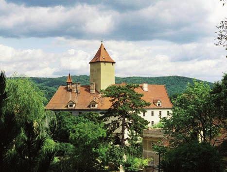 Obr. 2 Veveří. Starší (dolní) část hradu. Pohled od západu. vrstva (styk. plocha č. 57). Do 19. stol., kdy součástí Anglického traktu byly konírny, spadá i část tzv.