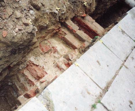 Bohužel, výkopem, který v místech zdí sahal jen do hloubky zhruba 1 m, nebyly zasaženy vrstvy související přímo se stavbou těchto objektů.