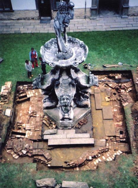Obr. 34 Bučovice zámek. Cihelná dorovnávka terénu v sondě odkryté v roce 2006 (č. 7). Pohled od severozápadu. Obr. 32 Bučovice zámek. Plocha výzkumu barokní kašny odkrytá v roce 2002 (č. 5).