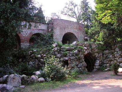 35 Lednice zámek a zámecký park.