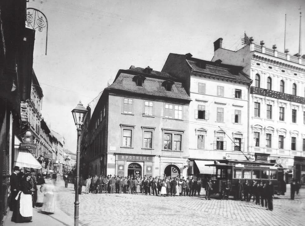 Brno-město nám. Svobody 1. Dům U zlatého orla čp. 95. Dům čp. 95 s lékárnou C. Sontaga před úpravou průčelí a střechy (asi 1898 1900) na anonymní fotografii (J. Kunzfeld?). Archiv města Brna.