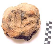 a b Obr. 3 Litovel ulice Novosady. Výběr keramického inventáře z hrobů; č. 1 HR 2/04; č. 2 4 HR 3/04; č. 5 6 HR 4/04. Kresba K. Faltýnek. Obr. 4 Litovel. Zahradní ulice.