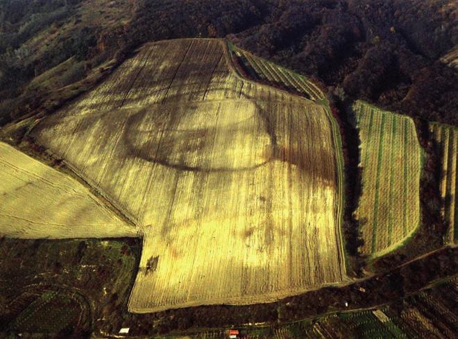 Evidence a dokumentace hradisek V archeologické zahraniční i naší literatuře byla sice opevněným lokalitám věnována vždy poměrně značná pozornost, kvalita výsledků byla však rozdílná.