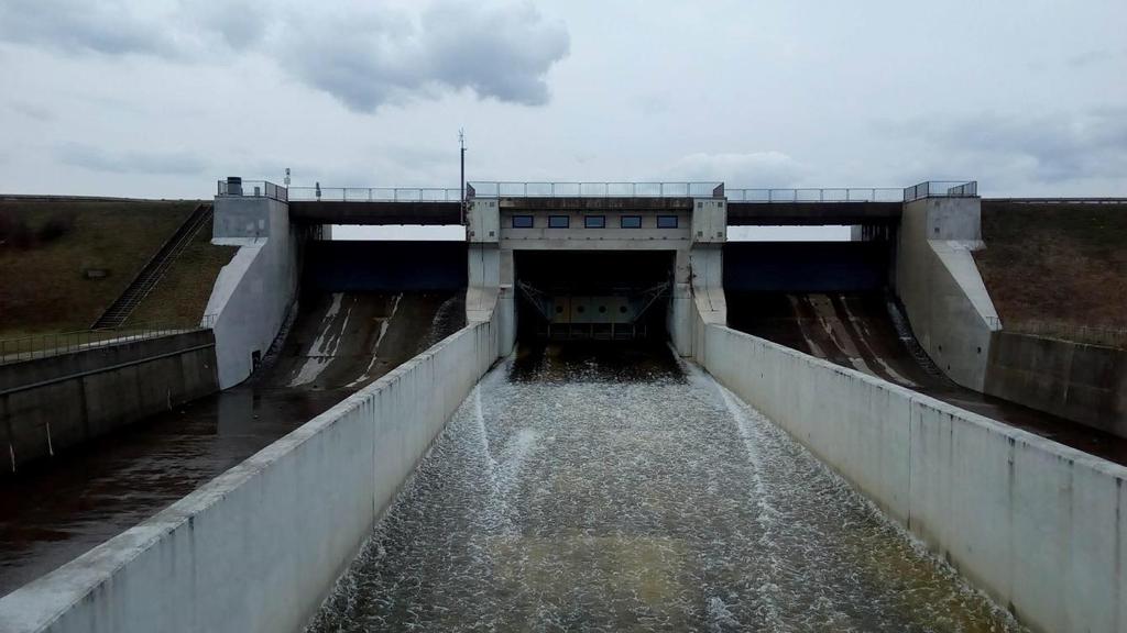 segmentem. Skluz se skládá z několika částí a po své délce má proměnlivý podélný sklon i sklony břehů. Je zakončen odrazníky a vývarem. PRAVÉ POLE Č.3 STŘEDNÍ POLE Č.2 LEVÉ POLE Č.1 Obr. 2.