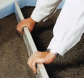 Přirozeně lépe stavět CEMENTOVÉ POTĚRY (CT) Cementový potěr dodávaný v pytlích připravujeme smícháním suché směsi s předepsaným množstvím vody v bubnové nebo kontinuální míchačce, v menších objemech