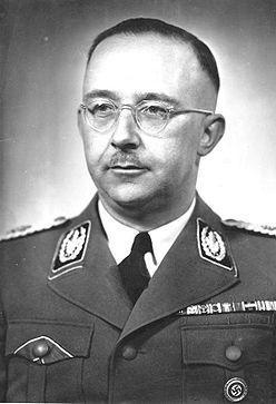 říšský vůdce SS, šéf Gestapa, velitel zbraní SS, ministr vnitra a organizátor hromadného vyvražďování Židů holocaustu, v roce 1933 zřídil první koncentrační tábor v Dachau u Mnichova, zavedl princip
