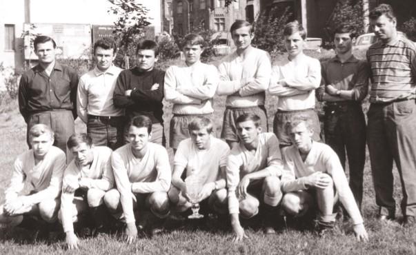 Fotbalový tým odborného učiliště v Motole v roce 1967. Fotbal patřil a stále patří mezi tradiční oblíbené sporty zdejších učňů. Od 1.