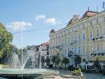 CVIČENÍ NA KYČELNÍ KLOUB VE STOJE Základní poloha: vzpřímený stoj s oporou