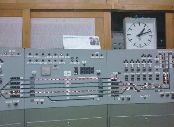 Další rozvoj reléové techniky Zařízení typu AŽD-71 patřilo nepochybně k vrcholu konstrukce elektrických stavědel, v době instalace ve stanici Uhersko bylo již technicky překonané Prvním hybridním