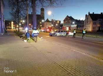 24 zpravodajství / společnost POLICISTÉ BOURALI! 2x foto: Facebook (mik) GAMBLEROVA MATKA: PROSTĚJOV U prostějovského soudu minulé úterý 30.