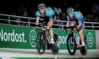 Sprinteři jezdí letmé kolo, keirin a sprint, vytrvalci bodovačku dvojic v různých obměnách, vylučovačku, pětistovku, závod za dernami a specialitu tvoří souboje za motorovými vodiči.