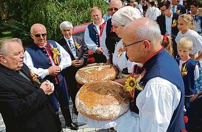 Náš kraj 15. června 2018 33 Stonava se vdobě dožínek apoutě rozrůstá Stonavští umí uspořádat akce, na které se sjíždí celé okolí.