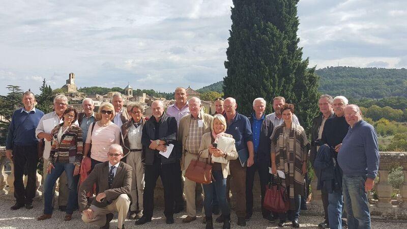 všechny výborný oběd a v odpoledních hodinách následovalo samotné Generální zasedání LIF na radnici v Lourmarin.