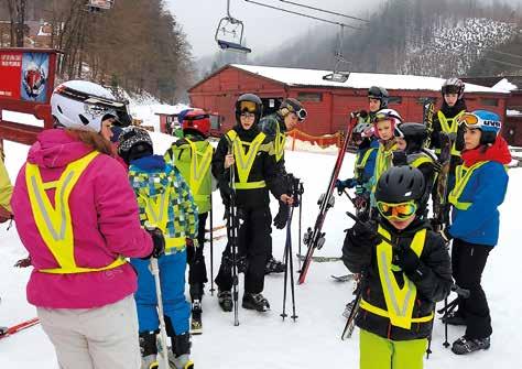 Děti byly samozřejmě rozděleny do skupinek podle věku a úrovně lyžování, podle toho zda sjely na lyžích či na snowboardu.
