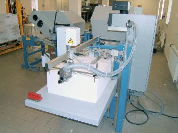 Svět tisku 03/2008 75 Profil tiskárny Stroj byl dodán s registračním systémem Bacher místo obvyklého GraphoMetronic a s poprašovacím zařízením Grafix Cantronic namísto standardního práškovače Weko.