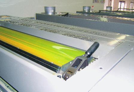 Praxe Svět tisku 03/2008 86 Horní linie stroje LS-540 na plný výkon. Stroj se předává až po absolvování testů japonského výrobce, které jsou náročnější než normalizované evropské testy FOGRA a ISO.