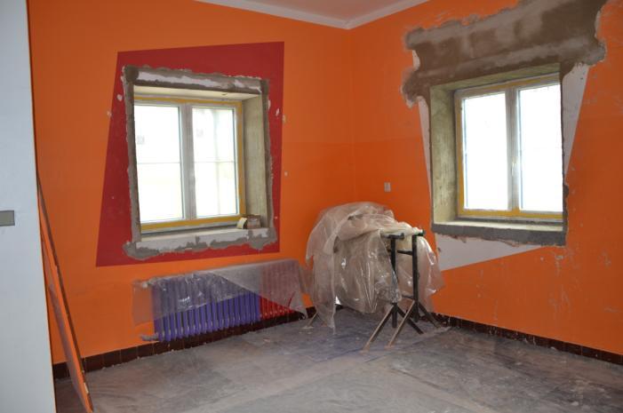 dveří do budovy, výměně střešní krytiny,