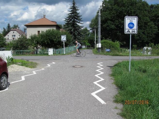P 4 Dej přednost v jízdě! na stezkách před vjetím na přejezd pro cyklisty za č. V 15 P 6 Stůj, dej přednost v jízdě!