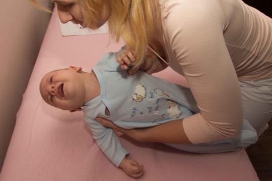 širokým úchopem kolem hrudníku Obrázek 5 Pokládání