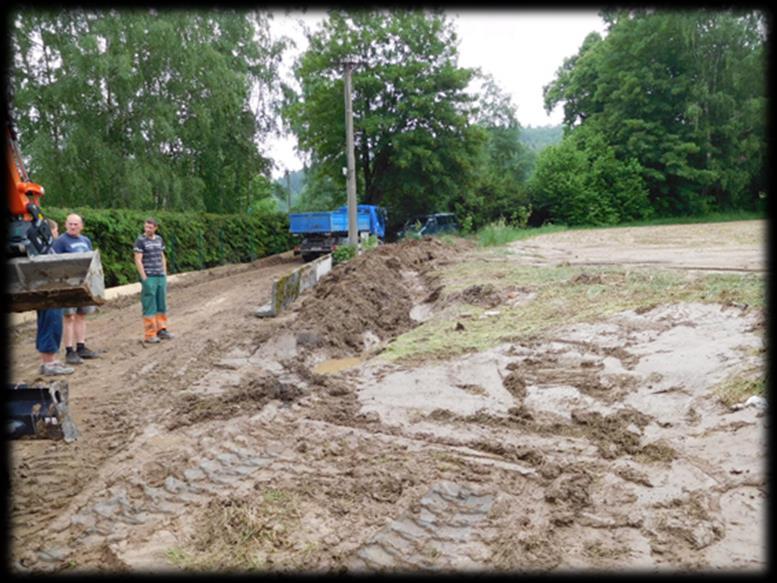 Částečně i do lesa. Po přívalových deštích došlo ke splavení ornice. Na poli porost kukuřice, nevzrostlý, nezapojený.