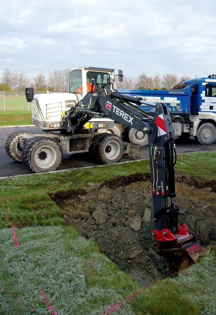 Řízení TEREX Fingertip Citlivé vstupy na křížovém ovladači umožňují vysokou přesnost a komfort obsluhy.