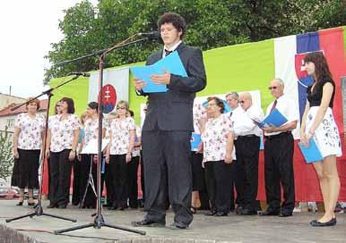 Alexandrou Pivkovou, poslanec VÚC Branislav Hámorník, predstavitelia politických strán, členovia Matice slovenskej i obyvatelia mesta či zvedaví okoloidúci.