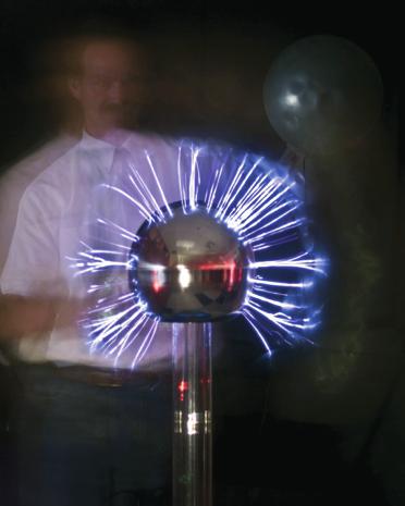LABORATOŘ FYZIKY Od elektrostatiky po elektromagnetické vlnění 9. třída až 1. ročník SŠ 50 min živě s pokusy kinosál Zapálená svíčka vydává světlo elektromagnetické vlnění.