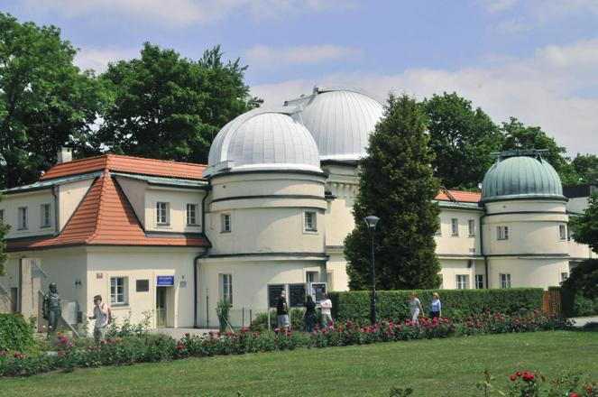 Součástí instituce Hvězdárna a planetárium hl. m. Prahy ŠTEFÁNIKOVA HVĚZDÁRNA na Petříně má širokou nabídku pořadů pro všechny věkové kategorie od předškoláků po dospělé.