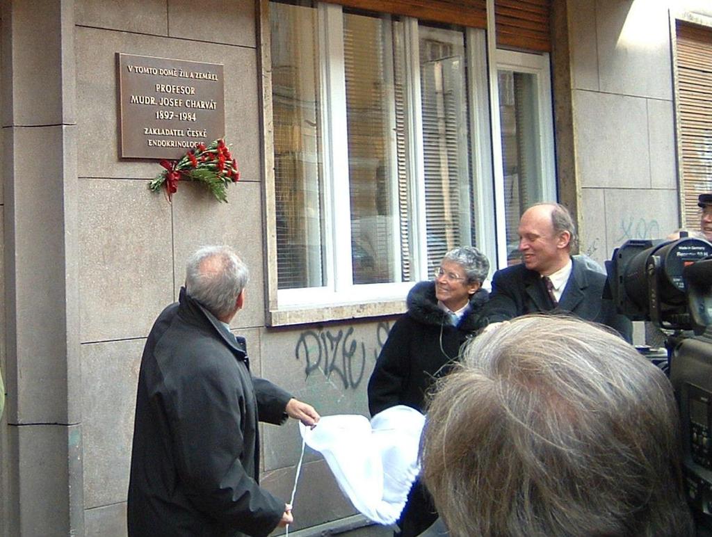 Úvodní slovo Otvíráte jiţ čtvrtou výroční zprávu 3. interní kliniky 1. lékařské fakulty UK a VFN od chvíle, kdy jsme na přelomu tisíciletí jejich vydávání obnovili.