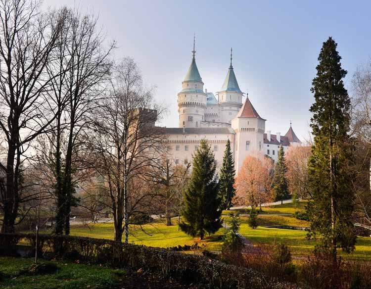 16 kam za históriou príloha Po stopách minulosti Hrad čachtice Za príbehom krvavej grófky Zrúcanina, ktorá má povesť krvavej grófky. Jej príbeh bol viackrát knižne i divadelne spracovaný.