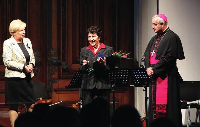 Foto: Radka Doležalová, Deník Foto: PMD Miloslav kardinál Vlk byl in memoriam oceněn cenou hejtmanky Cenu hejtmanky Jihočeského kraje Zlatou šupinu udělenou in memoriam Miloslavu kardinálu Vlkovi