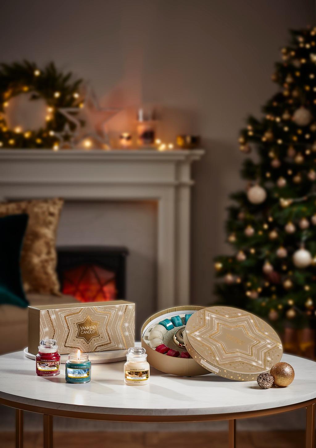 VÁNOČNÍ DÁRKOVÉ SADY Zde je ukázka našich vánočních sad - vonné svíčky, vosky a votivní svíčky jsou zabalené v luxusních zlatých krabičkách s hvězdami nejkrásnější dárek pro milovníky vůní.