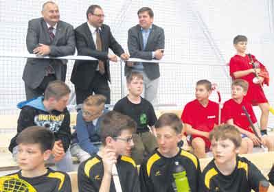 Za vyprášení sukní dostanou od rodičů pohoštění, aby se hned zkraje nenamazali, zajídají občerstvení chutným mazancem.
