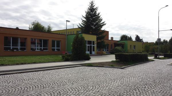 Celková cena díla celkem 23 413 434,48 Kč s DPH, z toho město: 2 713 231,72 + technický dozor investora + výkon inženýrsko-investiční činnosti 12% ze 726 871 Kč.