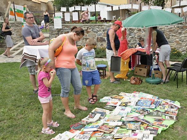 V rámci projektu Mámo, táto, dědečku a babičko, nad Kouřimí svítí sluníčko byla vytvořena za částku 275 000 Kč poznávací stezka podél Kouřimky v úseku Podskalí - Bukačov - Podskalí a čtyři místa k