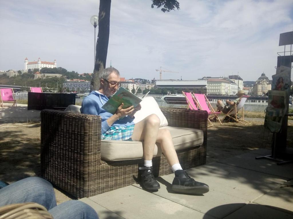 Na Magio pláži si Roman a Imrich vyskúšali ležanie v hojdacej sieti.